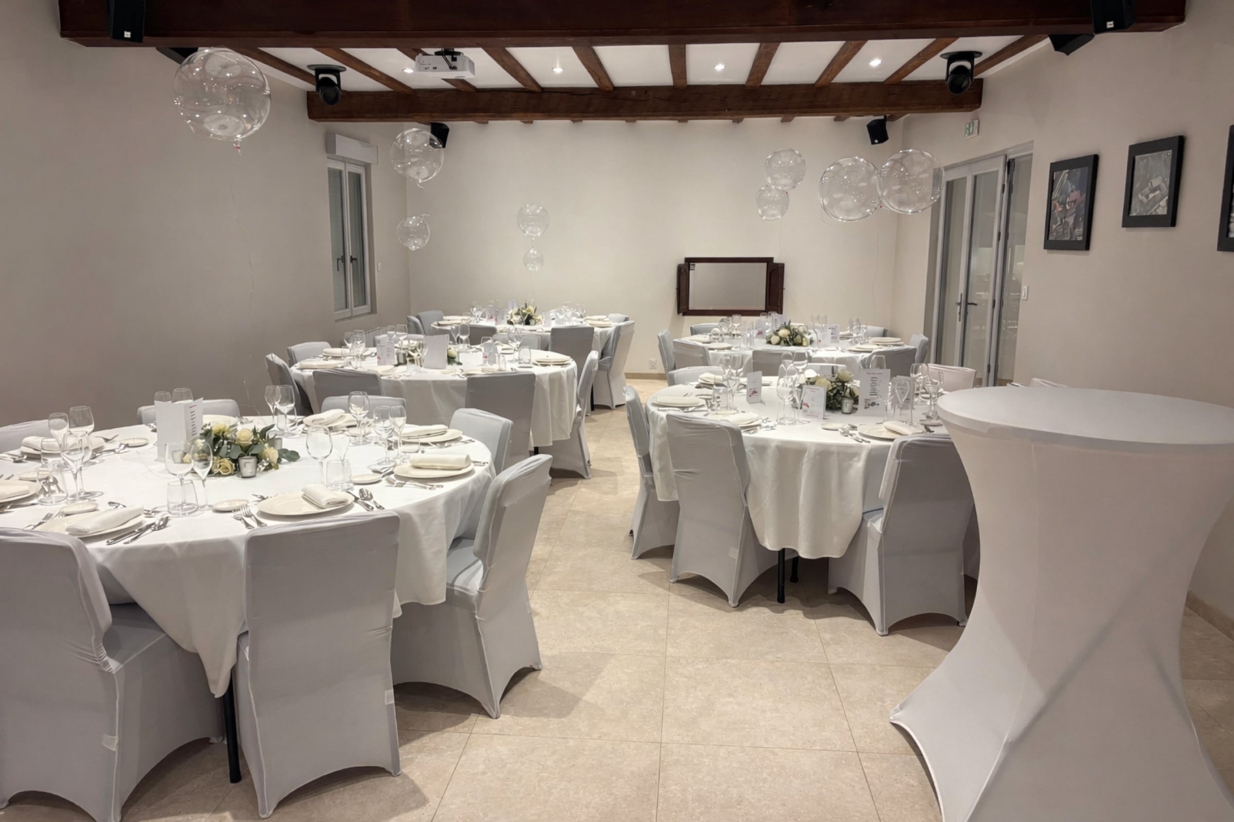 Salle de fête dressée — réception au Domaine