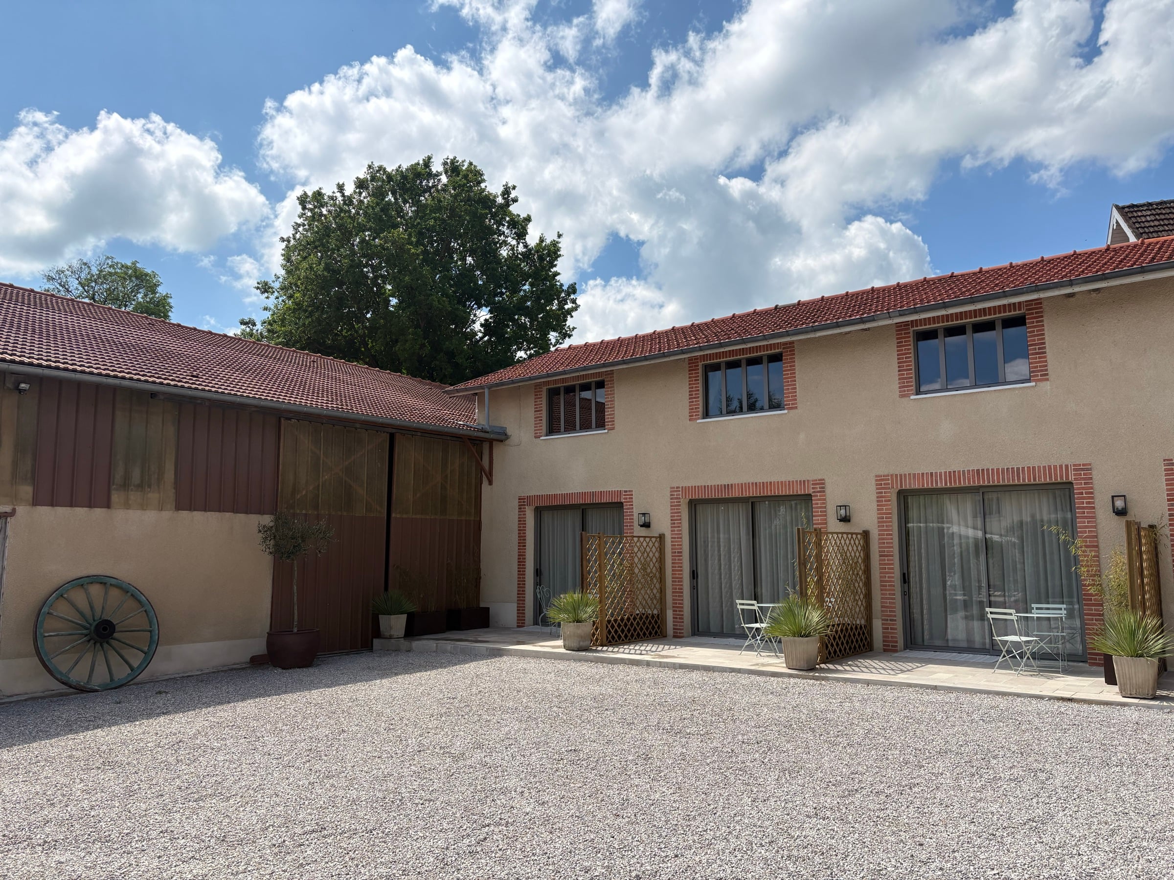 La cour pavée du Domaine — détail patrimonial