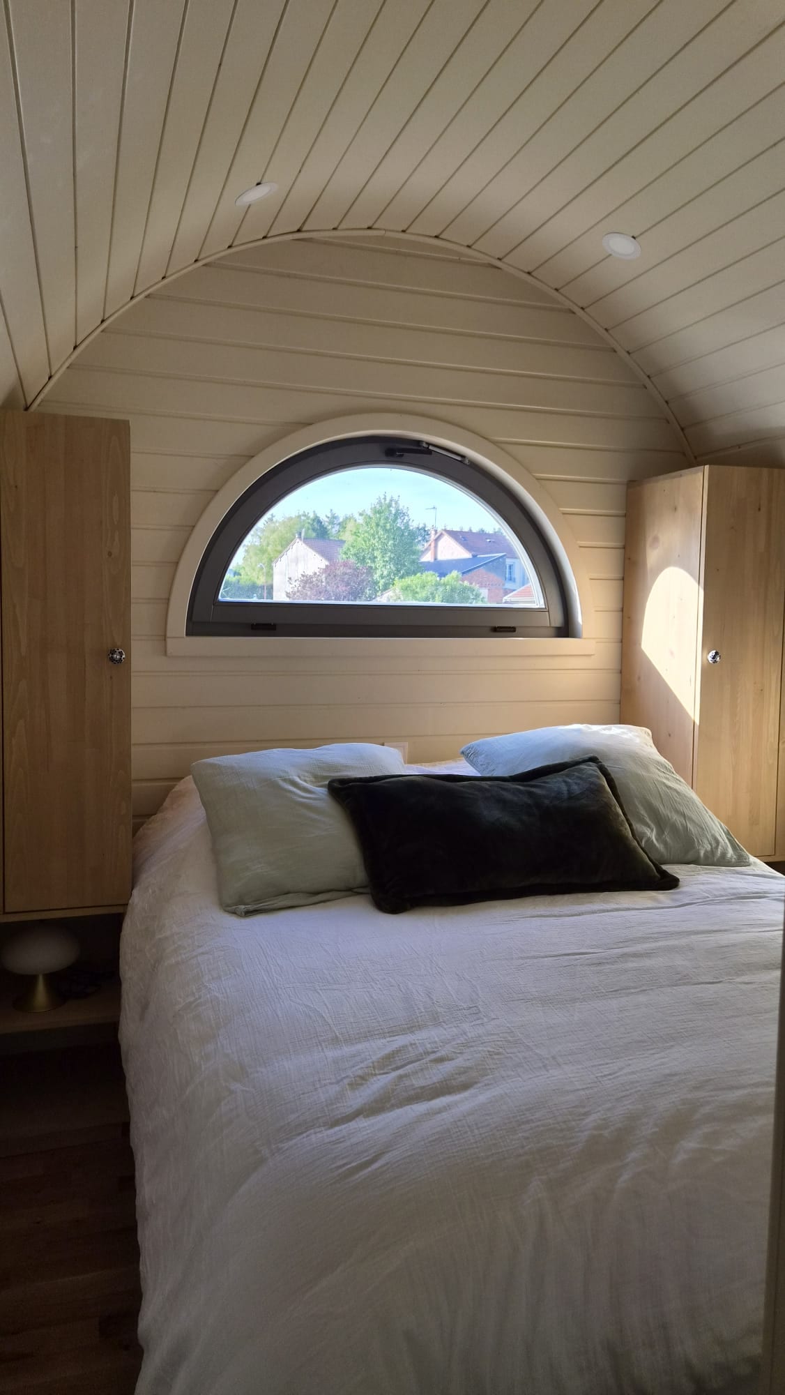 Chambre du PODS avec lit double et fenêtre arquée
