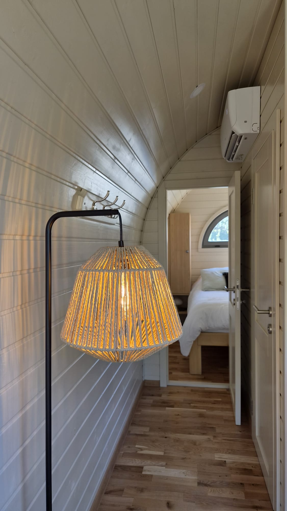 Ambiance cosy du PODS, lampe en rotin et bois clair