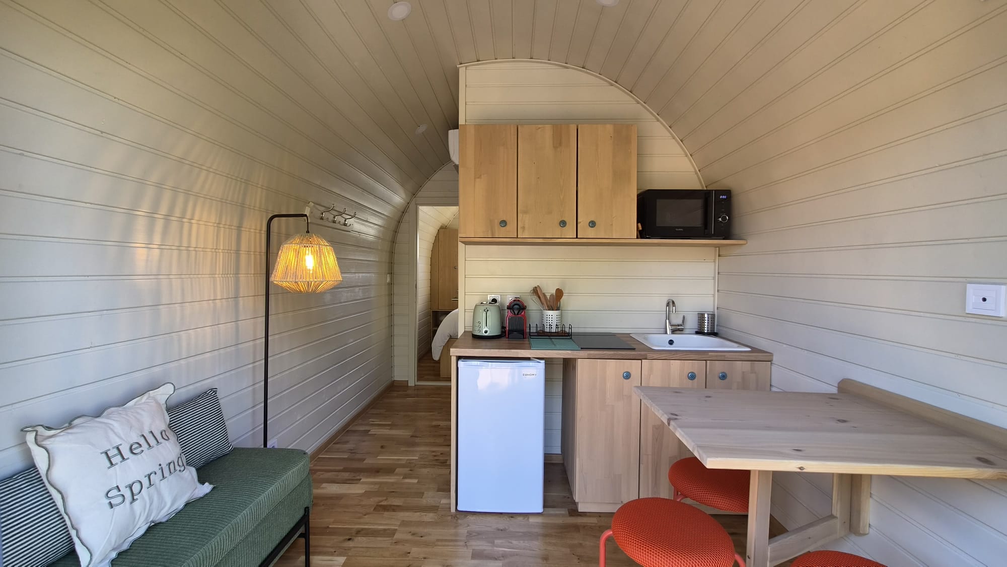 Intérieur du PODS — coin cuisine équipée et salon