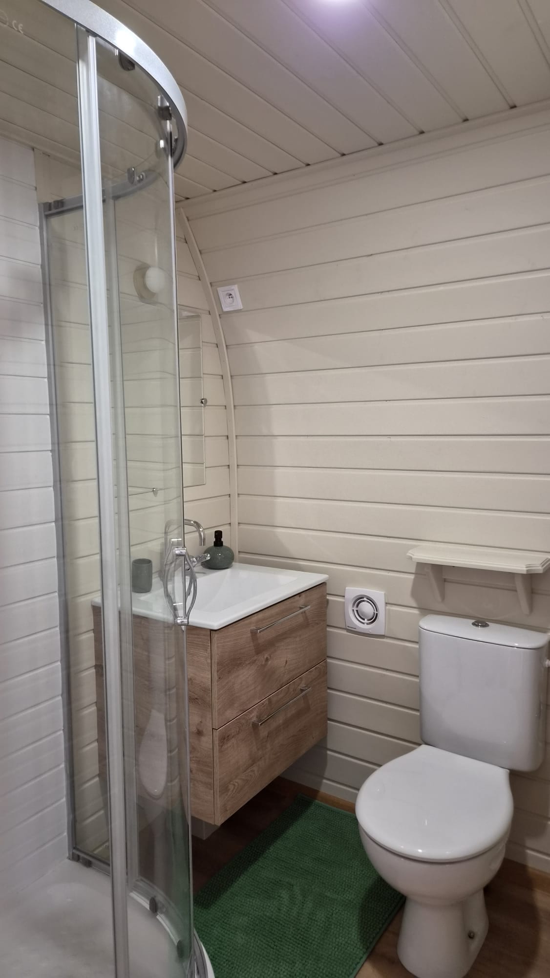 Salle de bain privative du PODS avec douche