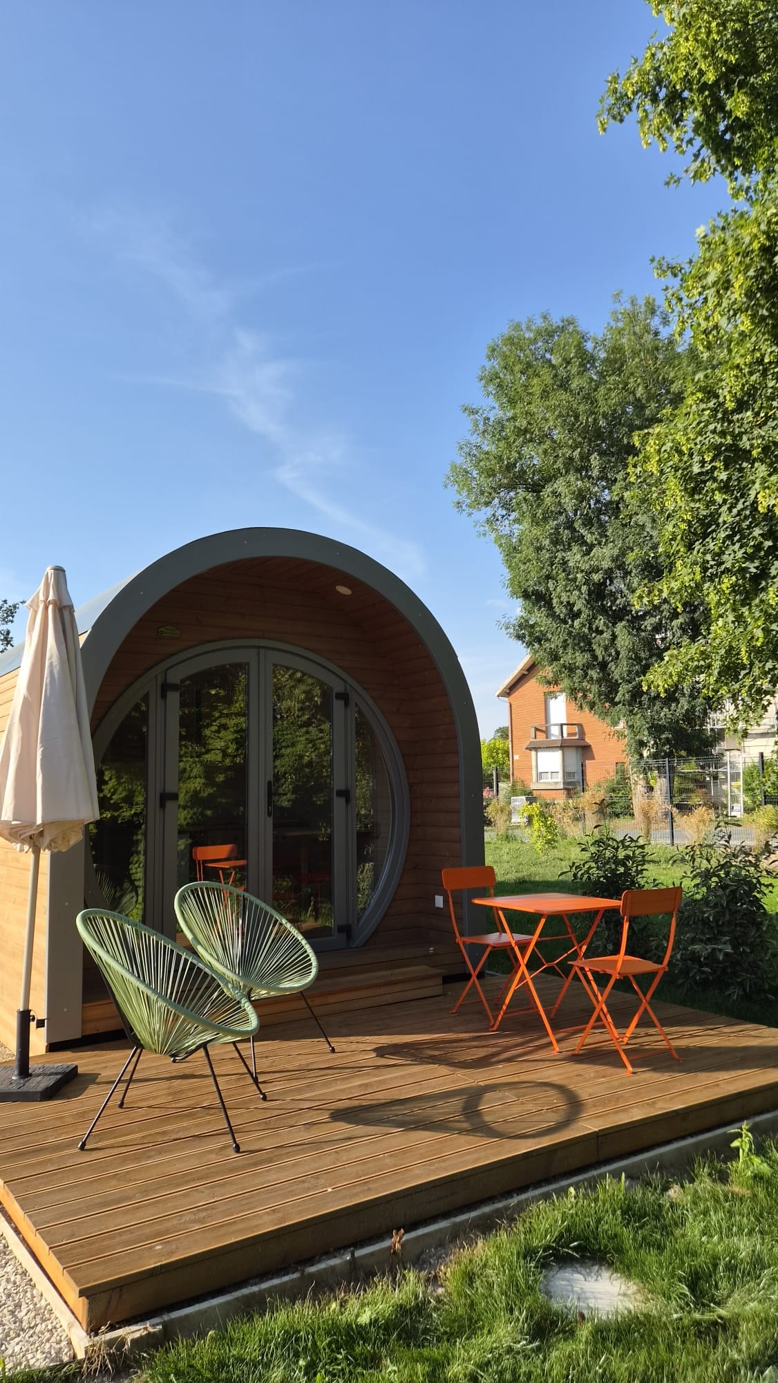 Terrasse privative aménagée du PODS, salon de jardin et parasol