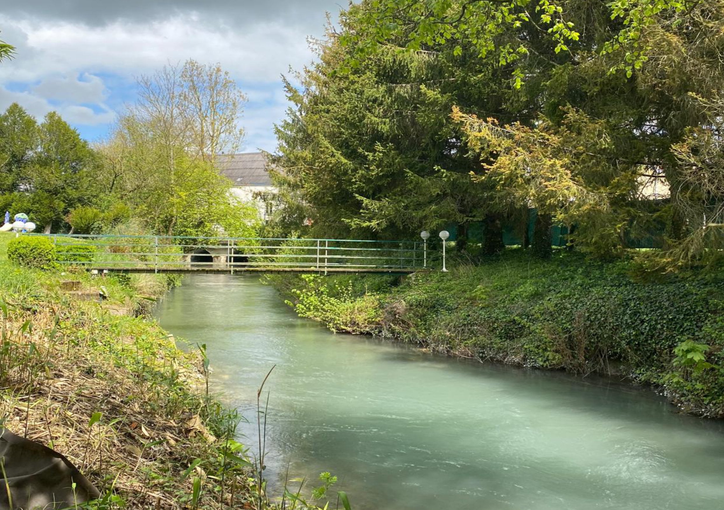 La rivière Moivre et son pont, signature éponyme du domaine